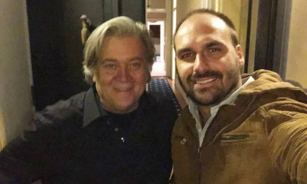 Steve Bannon e Eduardo Bolsonaro. O marketeiro americano teve papel fundamental nas eleições de 2018, no Brasil, através da estratégia da disseminação de fake news nas redes sociais e no WhatsApp