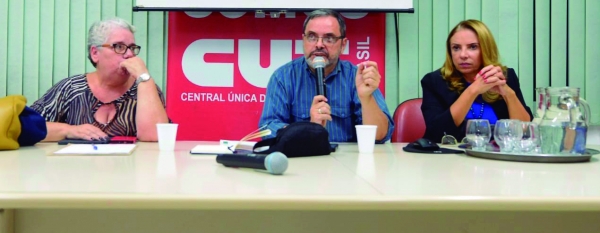 No Rio, teve uma plenária presencial na CUT-RJ, antes da votação online que ratificou a minuta de reivindicações  aprovada na Conferência Nacional. Na mesa, Cleiyde Magno (E), José Ferreira e Adriana Nalesso