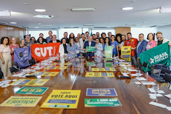 Plebiscito &eacute; entregue ao presidente Lula pela isen&ccedil;&atilde;o do IR e fim da escala 6x1