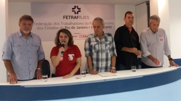 Nilton Damião, o Niltinho (segundo à esquerda), atual presidente da Federação dos Bancários RJ/ES, ao lado do vice-presidente da  Contraf-CUT, Vinícius de Assumpção num evento da categoria