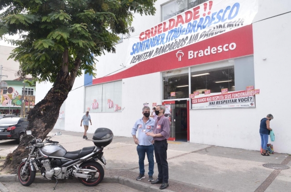 JUNTOS CONTRA AS DEMISSÕES -Os diretores do Sindicato Geraldo Ferraz e Leuver Lodoff em uma das sete unidades do Bradesco paralisadas, na Ilha