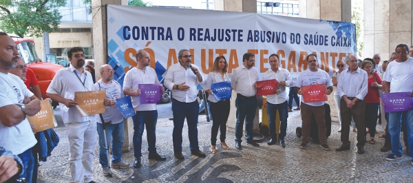 Funcionários da ativa e aposentados se uniram contra  os ataques aos direitos garantidos pelo Saúde Caixa