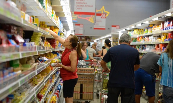 Vale-alimenta&ccedil;&atilde;o, usado para compras, &eacute; verba salarial. Foto: Ag&ecirc;ncia Brasil