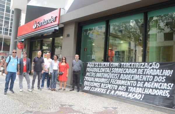 O Sindicato do Rio protestou contra as terceiriza&ccedil;&otilde;es fraudulentas, o adoecimento dos banc&aacute;rios, o fechamento de ag&ecirc;ncias e as demiss&otilde;es no Santander. Houve paralisa&ccedil;&otilde;es em tr&ecirc;s unidades no Centro da cidade.