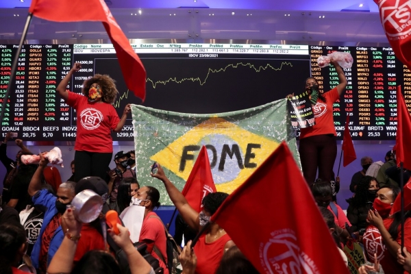 Trabalhadores ocupam a Bovespa, no Centro de São Paulo, contra a miséria, o desemprego e a alta de alimentos no momento em que banqueiros e especuladores embolsavam mais alguns bilhões com alta da Bolsa de 1,58% na tarde desta quinta (23)