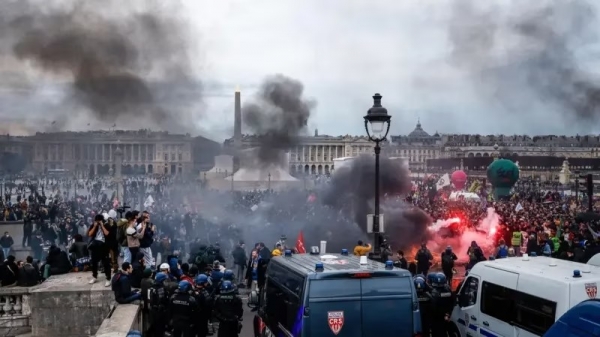 Após decreto de Macron para reforma da previdência uma multidão toma a Place de la Concorde, em Paris. A resposta dos trabalhadores veio tambêm nas urnas com a vitória da esquerda