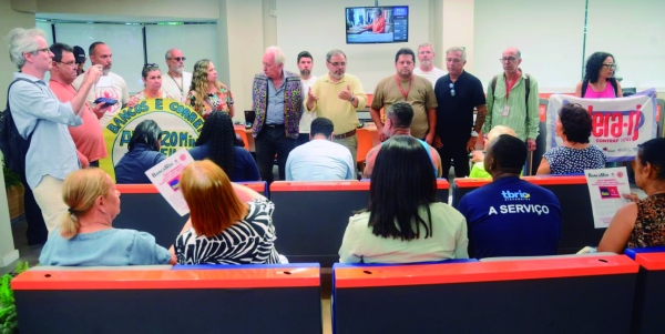 Em Copacabana, o Procon multou o Ita&uacute; e o Bradesco. O presidente do Sindicato Jos&eacute; Ferreira explica &agrave; popula&ccedil;&atilde;o que a culpa por problemas no atendimento &eacute; dos bancos e defende os funcion&aacute;rios, que fiam sobrecarregados com fechamento de ag&ecirc;ncias e demiss&otilde;es