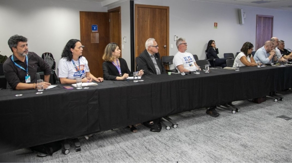 Legenda: A CEE-Caixa cobrou solu&ccedil;&atilde;o para os problemas apontados pelos empregados e empregadas da empresa e ressaltaram o papel social da Caixa na cr&iacute;tica ao fechamento de ag&ecirc;ncias f&iacute;sicas. Rog&eacute;rio Campanate (segundo &agrave; direita), do Rio, participou da reuni&atilde;o, em Bras&iacute;lia
