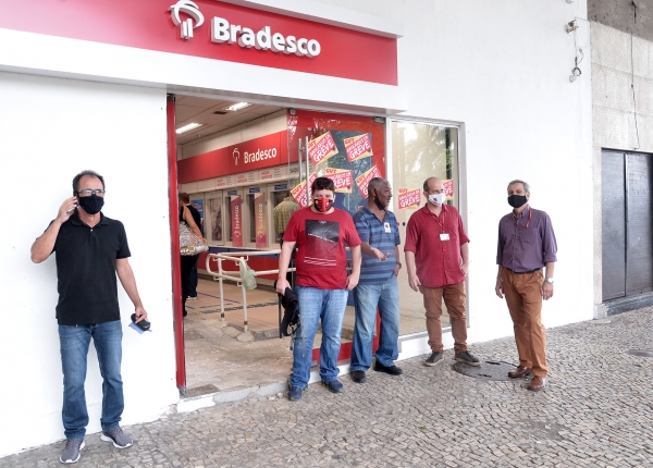 EM DEFESA DO EMPREGO - Leuver Ludolf, membro da COE do Bradesco (D), está preocupado com o fechamento de mais agências em 2021