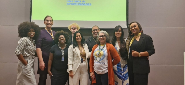 Diretores do Sindicato e funcionários do Banco do Brasil, com a gerente Mônica Bastos (de branco), celebraram a reinauguração do Gepes Rio