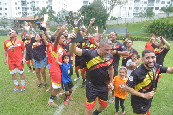 O Itaú Brahmeiros melhorou no segundo tempo, aproveitou o cansaço do Bradesco Resenha, e o melhor ataque da Copa meteu 3 conquistando o bicampeonato 