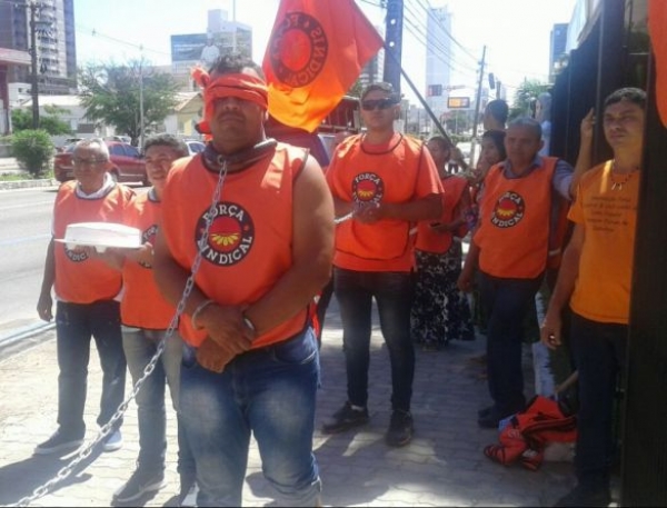 No dia 18 de maio de 2017 a Força Sindical do RN fez um movimento entre frente ao condomínio onde morava Rogério Marinho por ocasião do inicio da reforma trabalhista, como Rogério Marinho foi expulso do condomínio ele não mora mais em Natal, diante ao exposto a Força Sindical do RN fez uma movimentação hoje em frente a Federação das Industrias do RN (FIERN). 