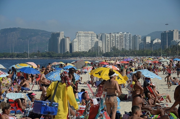 Praias superlotadas. A falta de consciência da população aumenta as aglomerações e o número de casos e mortes por Covid-19. No Rio, a Prefeitura tomou novas medidas de restrições