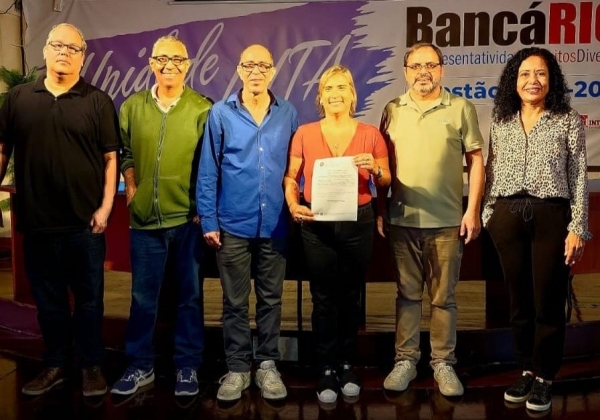 Vivian da Silva Gomes (de vermelho, ao centro), do Bradesco, comemorou a sua reintegra&ccedil;&atilde;o gra&ccedil;as &agrave; a&ccedil;&atilde;o do Departamento Jur&iacute;dico do Sindicato 