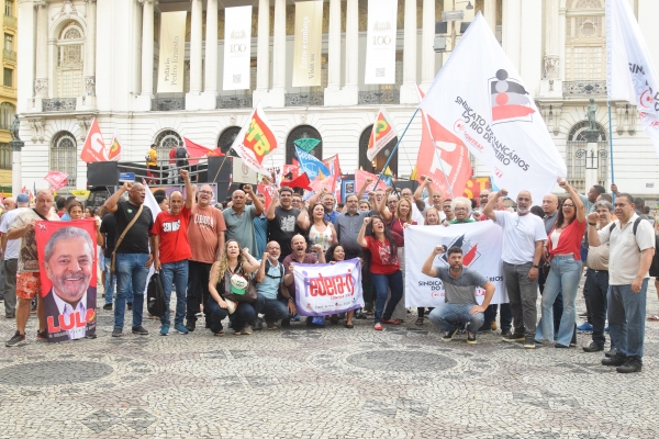 Diretores do Sindicato dos Bancários posam para a foto, pouco antes do início da manifestação na Cinelândia, no Rio de Janeiro. Foto: Nando Neves.