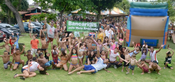 A criançada ajudou a plantar ipês no espaço verde  da Sede Campestre, num gesto de respeito à natureza