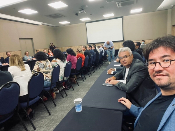 Em primeiro plano, João Fukunaga da CEBB participa da cerimônia de assinatura dos acordos do BB e Caixa e da CCT