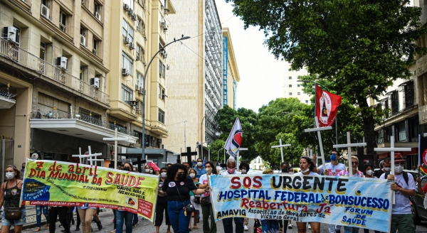 Na passeata do Rio cruzes representaram os profissionais da saúde mortos pela covid e que não são valorizados