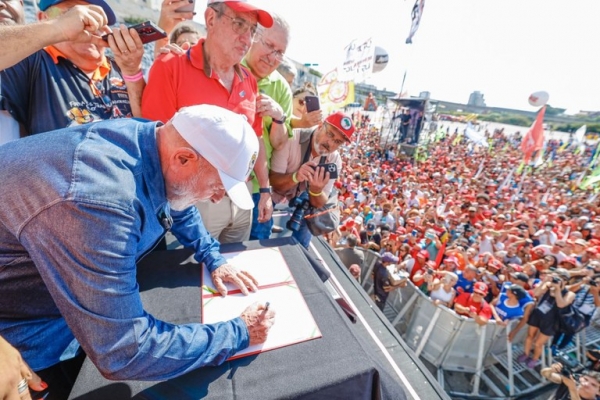 Lula celebrou o Dia do Trabalhador e da Trabalhadora no ato realizado em São Paulo e sancionou lei que amplia isenção do IR