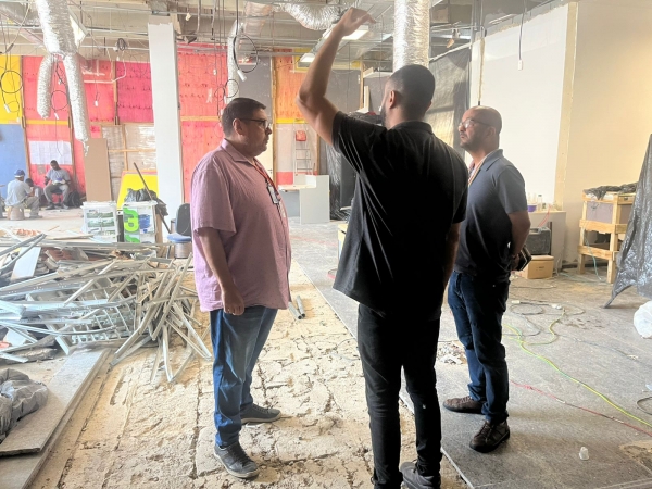 Diretores do Sindicato, Alexandre Batista (&agrave; esquerda) e Eduardo Bulh&otilde;es (&agrave; direita) no interior da ag&ecirc;ncia Jacarepagu&aacute;.