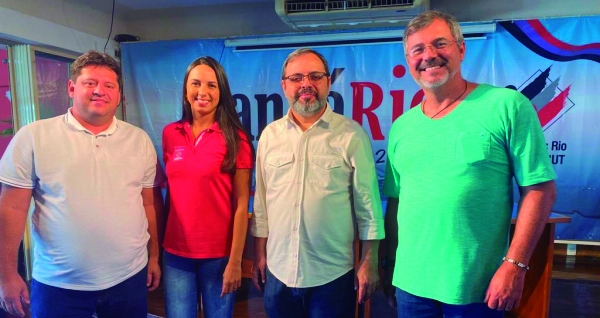 Aline Aparecida de Oliveira, reintegrada do Personalité, ao lado de Edelson Figueiredo (E), José Ferreira e Adriano Campos