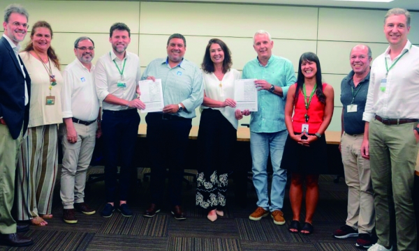  Representantes do Sindicato dos Banc&aacute;rios do Rio, das associa&ccedil;&otilde;es de funcion&aacute;rios e da Contraf-CUT durante a assinatura do  acordo coletivo da PLR dos empregados do BNDES