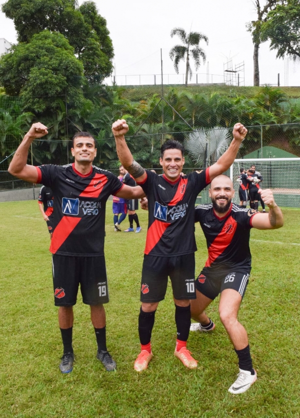 Michel (ao centro) foi a estrela das semifinais: fez 3 gols pelos veteranos e marcou 2 na categoria amadora honrando a camisa do Real União