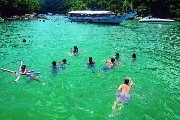  O passeio de saveiro, com direito a banho de mar,  percorre belas praias e ilhas de Angra dos Reis