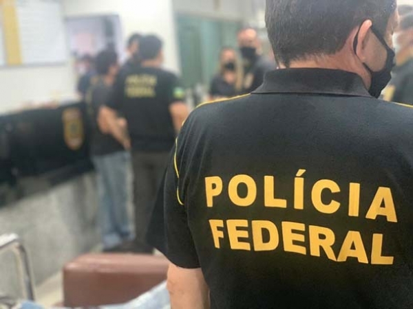 A ação da Polícia Federal começou na manhã desta sexta-feira (14) com 16 mandados de busca e apreensão contra outros suspeitos e empresas investigadas por fraudes em contratos usados para desvio do dinheiro das emendas.