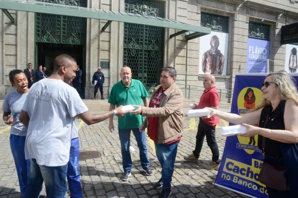 Na foto de Nando Neves, o Dia da Luta no Rio de Janeiro, que teve a 'cachorrada do banco', com a distribui&ccedil;&atilde;o de cachorro-quente. Mobiliza&ccedil;&atilde;o nacional foi vital para a conquista na mesa de negocia&ccedil;&atilde;o.