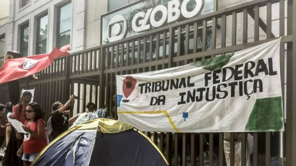 Trabalhadores ocupam a Globo e fazem vigília contra julgamento político de Lula