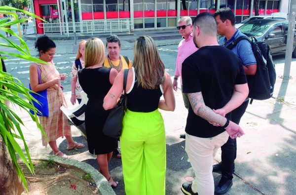 Maria Izabel dialoga com bancários e bancárias da agência na Conde de Bonfim, na Tijuca, que estava sem ar-condicionado. Após pressão do Sindicato, o problema foi solucionado