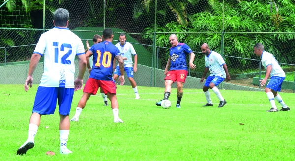 Resenha mantém chance ao título