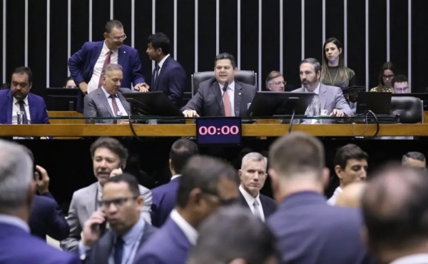 Congresso inimigo do povo atende aos interesses do agroneg&oacute;cio, das mineradoras e madeireiras. Foto: Kayo Magalh&atilde;es/Ag&ecirc;ncia C&acirc;mara dos Deputados. 