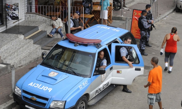 A polícia do Rio é que mais mata no Brasil e as maiores vítimas são as pessoas negras das favelas e periferias. Nessa política de guerra, os policiais do Rio são também os que mais morrem 