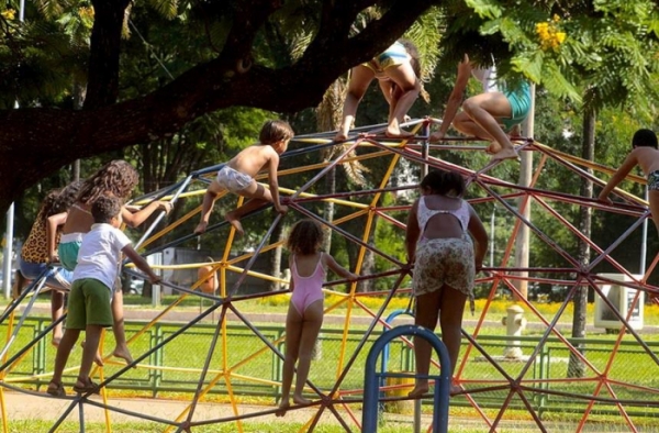 No Brasil, mais de 130 mil crianças de até 17 anos ficaram órfãs na pandemia