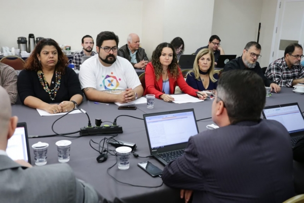 Ricardo Maggi (D) durante a sétima rodada de negociação com a Caixa, em São Paulo.  Uma nova reunião está marcada para esta quinta (23), após a mesa da Fenaban