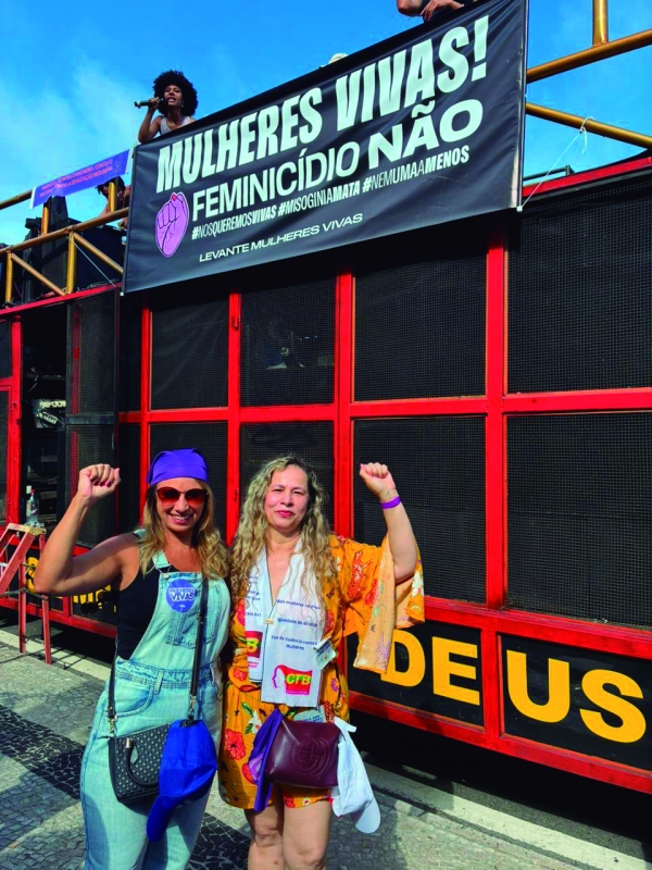 Adriana Nalesso, presidenta da Federa-RJ e K&aacute;tia Branco representando o Sindicato na manifesta&ccedil;&atilde;o de domingo 