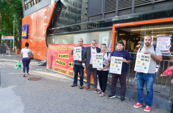 Dirigentes sindicais do Rio em frente a uma agência do Itaú, em Copacabana, durante a campanha nacional “Menos Metas, Mais Saúde” 