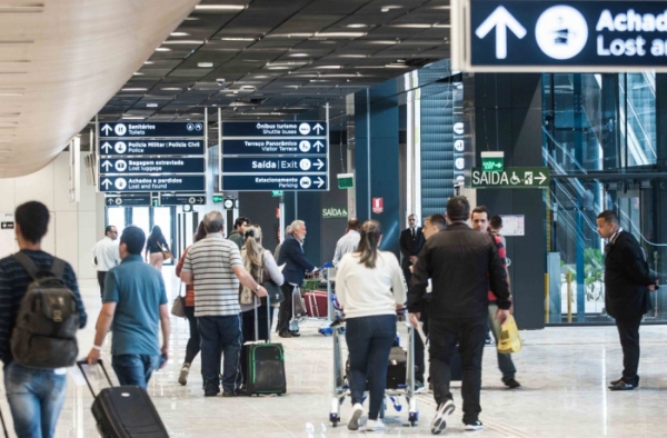 Bolsonaro contraria Anvisa e libera viajante de passaporte da vacina