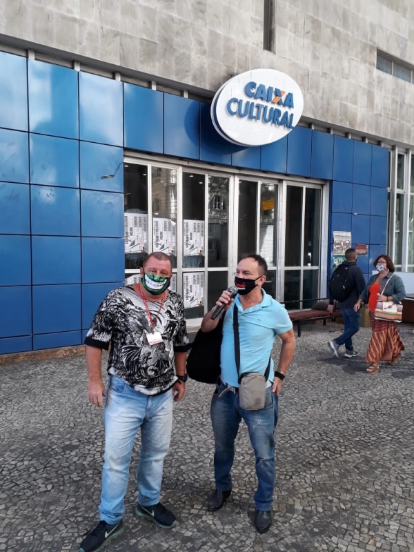 Menezes, diretor do Sindicato, e Paulo Matileti, vice-presidente da entidade, durante a caravana nas agências do Centro do Rio e na Tijuca