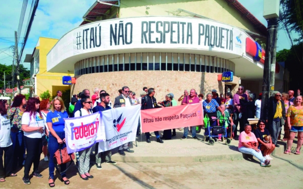 Idosa no protesto contra a decisão do Itaú de fechar a única agência bancária da Ilha de Paquetá. José Ferreira comemorou a vitória do Sindicato e da sociedade. A atividade contou com uma ‘abraço’ à agência  (foto abaixo) 