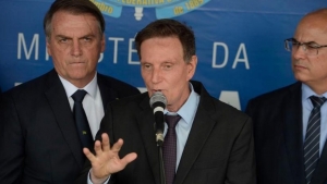 Crivella tendo ao fundo o Presidente Bolsonaro (E) e o governador Wilson Witzel. Os governantes cedem ao poder econômico e colocam os bancários e a população em risco, ao não decretarem o fechamento das agências bancárias