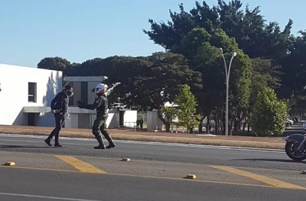 PM do Distrito Federal prende o tromPETISTA Fabiano Leitão e destroi trompete