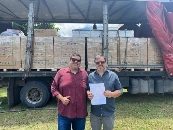 O diretor de Administração, Alexandre Batista, e o presidente do Sindicato, José Ferreira, recebem as placas do paínel solar, na Sede Campestre. Foto: Nando Neves.