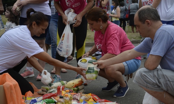 As pessoas mais pobres vivem hoje na dependência da solidariedade dos brasileiros para comer, uma cena comum principalmente nas grandes cidades 