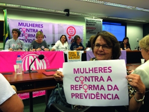 AÇÃO E REAÇÃO - As mulheres protestam contra a Reforma da Previdência, na Câmara dos Deputados, em Brasília. Elas e os jovens são os mais prejudicados pelas novas regras para a aposentadoria e ataques aos direitos trabalhistas