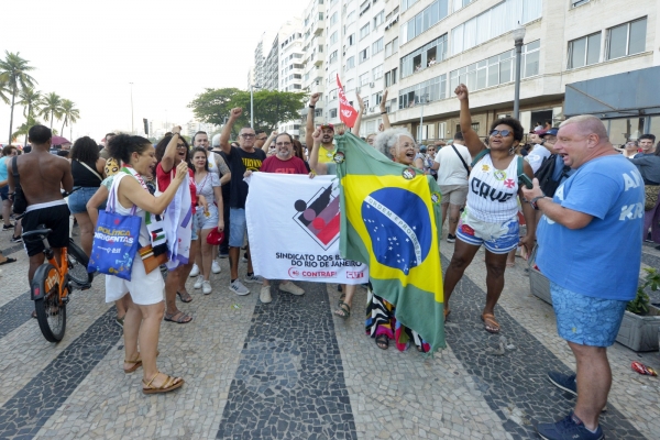 Dirigentes sindicais banc&aacute;rio do Rio de Janeiro na manifesta&ccedil;&atilde;o do &uacute;ltimo domingo (21), em Copacabana: a press&atilde;o popular mudou a pauta no Congresso Nacional e precisa continuar 
