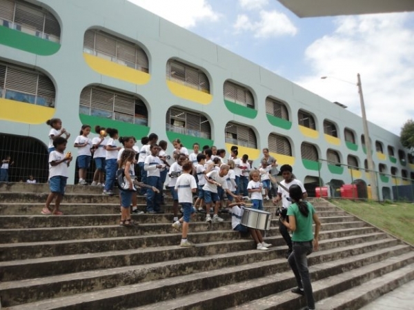 Escola em horário integral, como o projeto original dos CIEPs, criados por Darcy Ribeiro e Brizola no Rio de Janeiro e abandonados pelos demais governantes é um modelo imprescindível para o salto do Brasil na educação