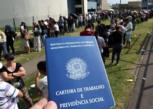 A previsão de especialistas é de que até o final deste ano, o Brasil poderá ter mais de 20 milhões de desempregados. A pandemia aliada a uma política econômica desastrosa do governo levam o Brasil para a maior crise de sua história